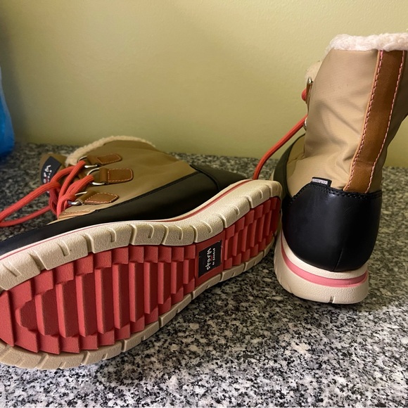 Cougar Storm Tan and Black Boots - Picture 5 of 10